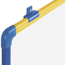 Detailaufnahme einer gelber Metallstange mit blauen Eckverbindungen und Befestigungsclip