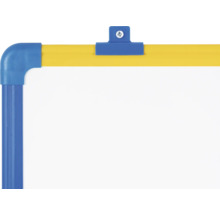 Detailansicht einer Whiteboardecke mit blauem Rahmen und gelber Halterung