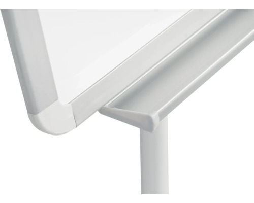 Vue détaillée d''un tableau blanc avec tablette de rangement