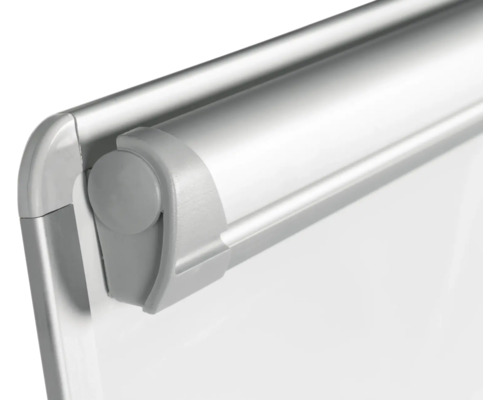 Vue détaillée d''un coin de tableau blanc avec un cadre argenté