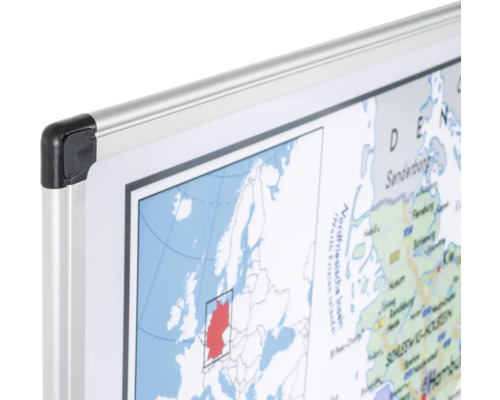 Ausschnitt einer Weltkarte mit Aluminiumrahmen