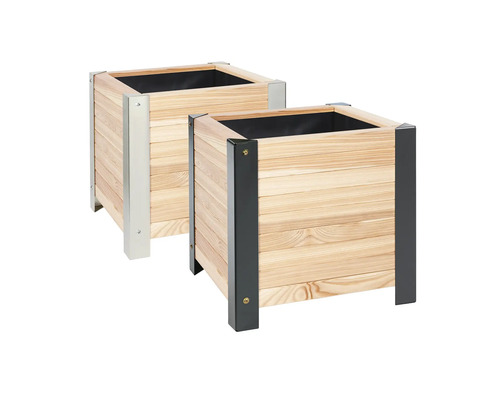 Zwei Pflanzkästen aus Holz mit Metallecken