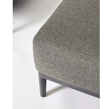 Nahaufnahme eines Hockers mit Stoffbezug und Beinen