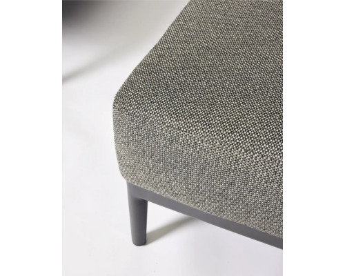 Nahaufnahme eines Hockers mit Stoffbezug und Beinen