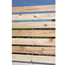 Holzzaun mit horizontalen Latten und Metallpfosten