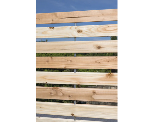 Holzzaun mit horizontalen Latten und Metallpfosten