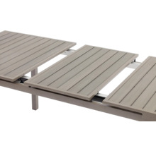 Gros plan sur une table de jardin extensible avec des lattes en bois
