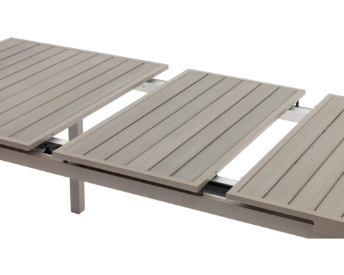 Gros plan sur une table de jardin extensible avec des lattes en bois