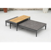 Deux tables basses d'extérieur grises de différentes hauteurs, une avec un plateau en bois et une avec un plateau en pierre
