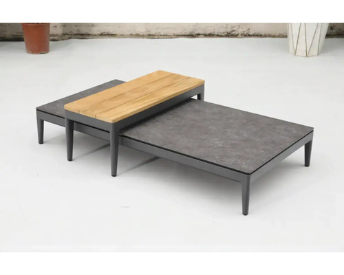 Deux tables basses d'extérieur grises de différentes hauteurs, une avec un plateau en bois et une avec un plateau en pierre
