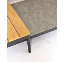 Vue détaillée d'une table de jardin avec plateau en bois et en pierre