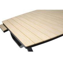 Vue détaillée d'une table de jardin avec des lattes en bois et un cadre foncé