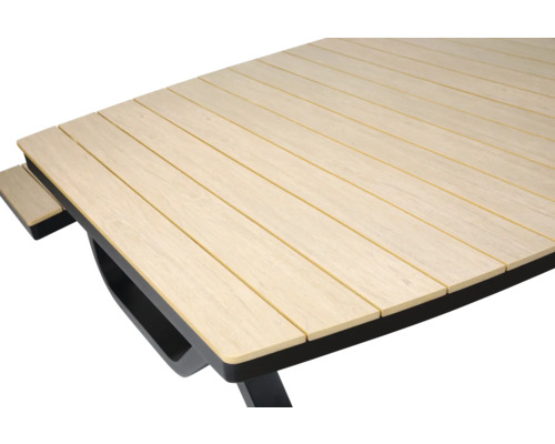 Vue détaillée d'une table de jardin avec des lattes en bois et un cadre foncé