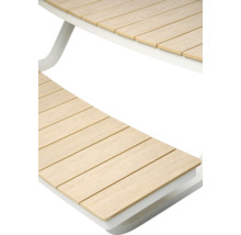 Vue détaillée d'une table de jardin avec des lattes en bois et un cadre blanc