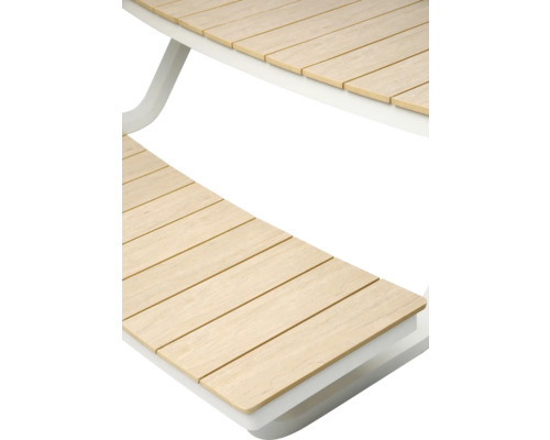 Vue détaillée d'une table de jardin avec des lattes en bois et un cadre blanc