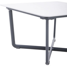 Vue détaillée d'une table d'appoint grise avec un plateau blanc