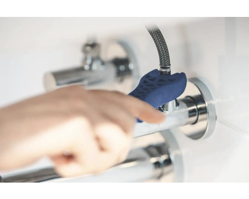 Installation d''un robinet d''équerre avec une clé de montage