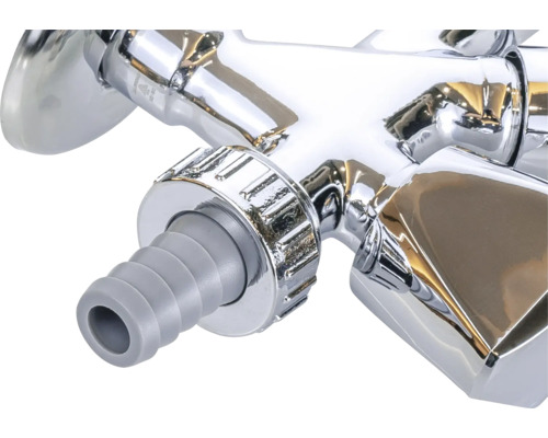 Detailansicht eines Wasserhahns mit Schlauchanschluss.