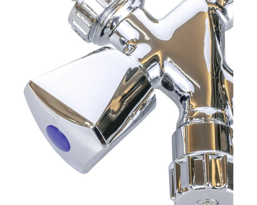 Detailaufnahme einer verchromten Wasserhahnarmatur mit blauem Knopf