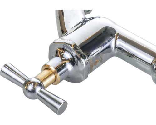 Nahaufnahme einer Armatur mit Kreuzgriff