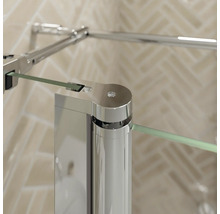 Detail einer Duschkabine mit Chrombeschlägen und Glas