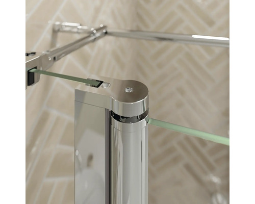 Détail d''une cabine de douche avec raccords chromés et verre