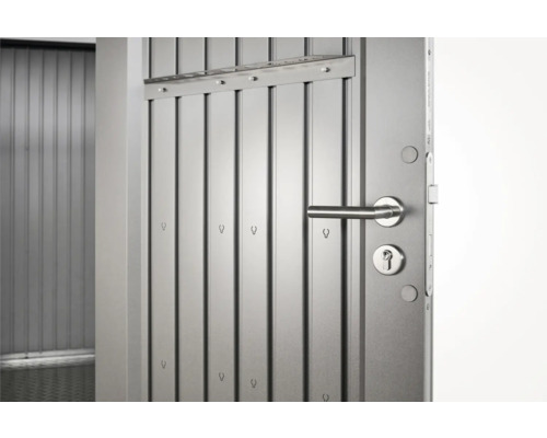 Porte en acier ouverte avec poignée et trou de serrure