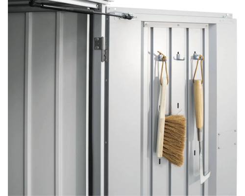 Detailansicht des Inneren eines Geräteschuppens mit aufgehängten Werkzeugen