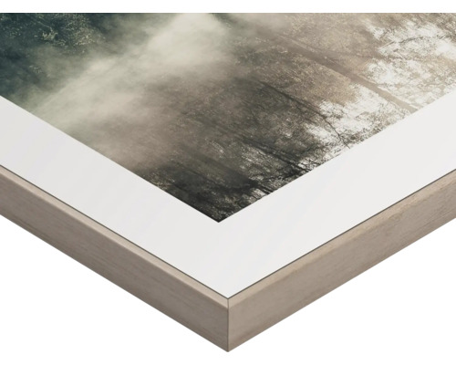 Detailansicht eines gerahmten Bildes mit einem Waldmotiv