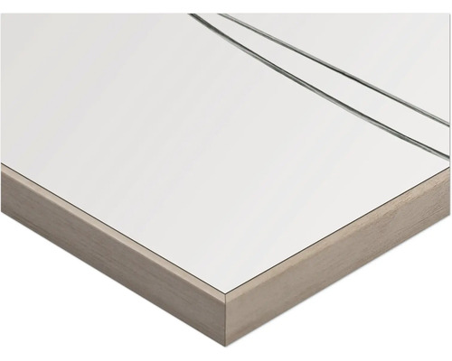 Vue détaillée d''un miroir avec cadre en bois