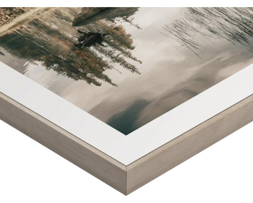 Nahaufnahme eines Bilderrahmens mit Passepartout und Landschaftsmotiv