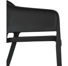 Detailansicht eines schwarzen Kunststoffstuhls