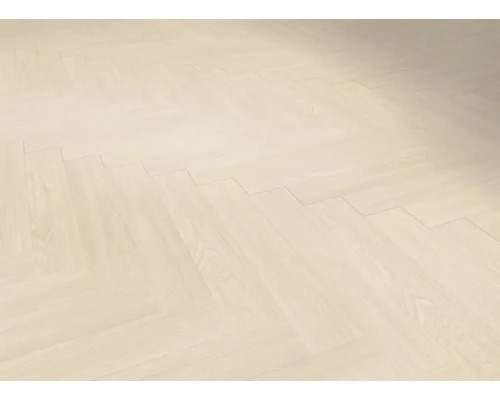 Helle Holzparkettfläche im Fischgrätmuster