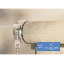 Gros plan d un store enrouleur avec cable de charge USB et voyant d etat, compatible avec SMART HOME by hornbach.