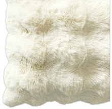 Gros plan d''un tapis en fausse fourrure