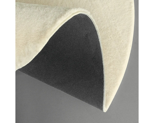 Detailansicht eines runden Teppichs mit Teppichrücken