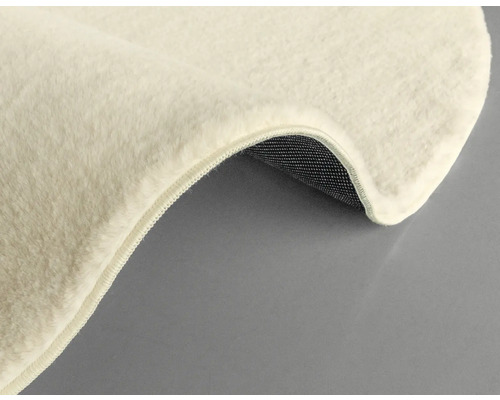 Detailansicht eines Teppichs mit Flor und gewebter Rückseite