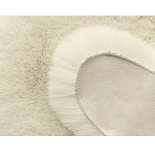 Gros plan d''un tapis en fausse fourrure avec un dos en textile