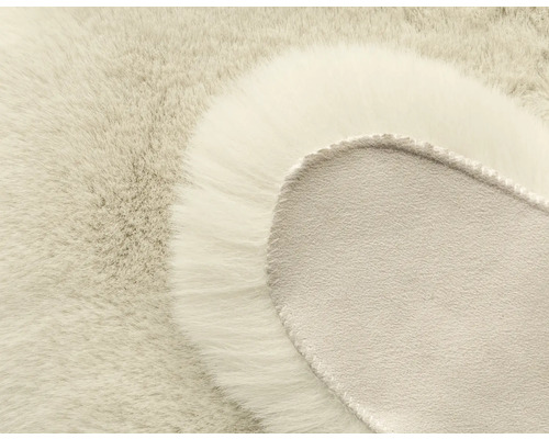 Gros plan d''un tapis en fausse fourrure avec un dos en textile