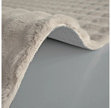 Detailansicht eines grauen Teppichs mit Flor