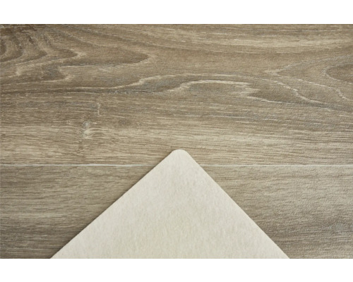 Vue détaillée d''une surface de plancher en bois avec une sous-couche en feutre clair