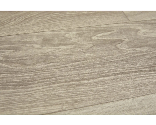 Nahaufnahme von Laminatboden mit Holzoptik.