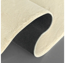 Detailansicht eines Teppichs mit Flor und rutschfester Unterseite