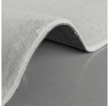 Detailansicht eines Teppichs mit hohem Flor und gewebter Rückseite