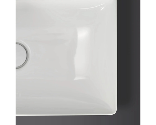 Image d''un lavabo carré avec garniture d''écoulement