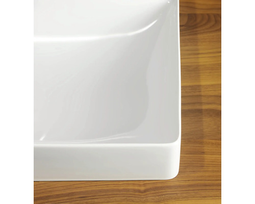 Vue détaillée d''un lavabo à poser blanc sur une surface en bois