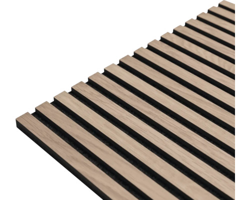 Holzpaneel mit Lattenstruktur