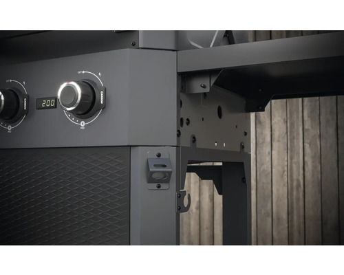 Gros plan d''un barbecue au charbon de bois avec régulateur de température et espace de rangement