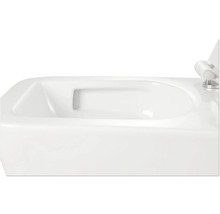 Detailansicht eines weißen Wand-WCs mit Toilettendeckel