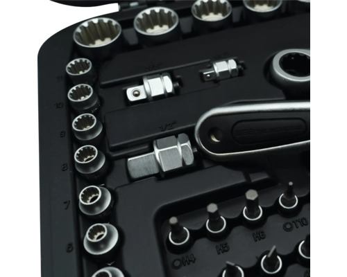 Jeu de douilles avec différents embouts et un cliquet dans une boîte de rangement noire